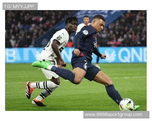 绝平巴黎伊桑与姆巴佩庆祝合影展现兄弟情深与奋斗历程