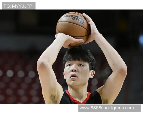 杨瀚森低位背打轻松突破对手单脚上篮展现绝佳技术