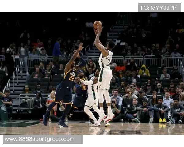 字母哥首投即成经典瞬间暴扣福德与弗拉格震撼全场 字母哥首投即成经典瞬间暴扣福德与弗拉格震撼全场