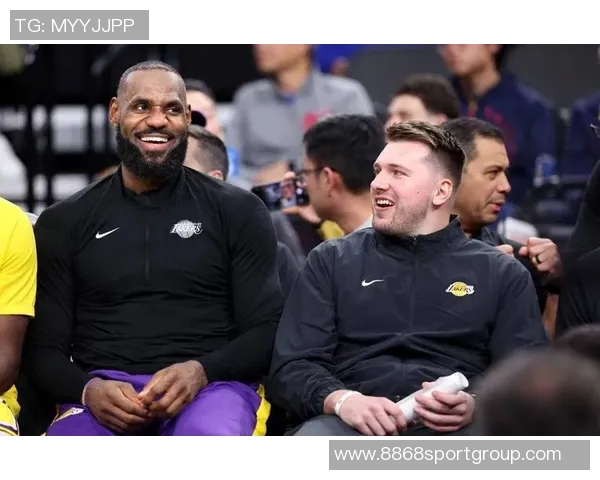 慈世平分享湖人亲子活动瞬间感谢东契奇詹姆斯与孙女合影留念